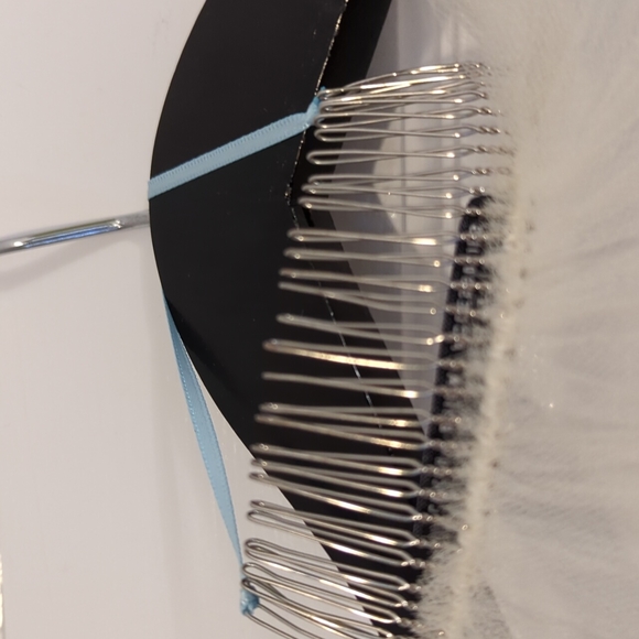 Ariel Taub ivory Swarovski crystal wedding veil - Picture 4 of 7